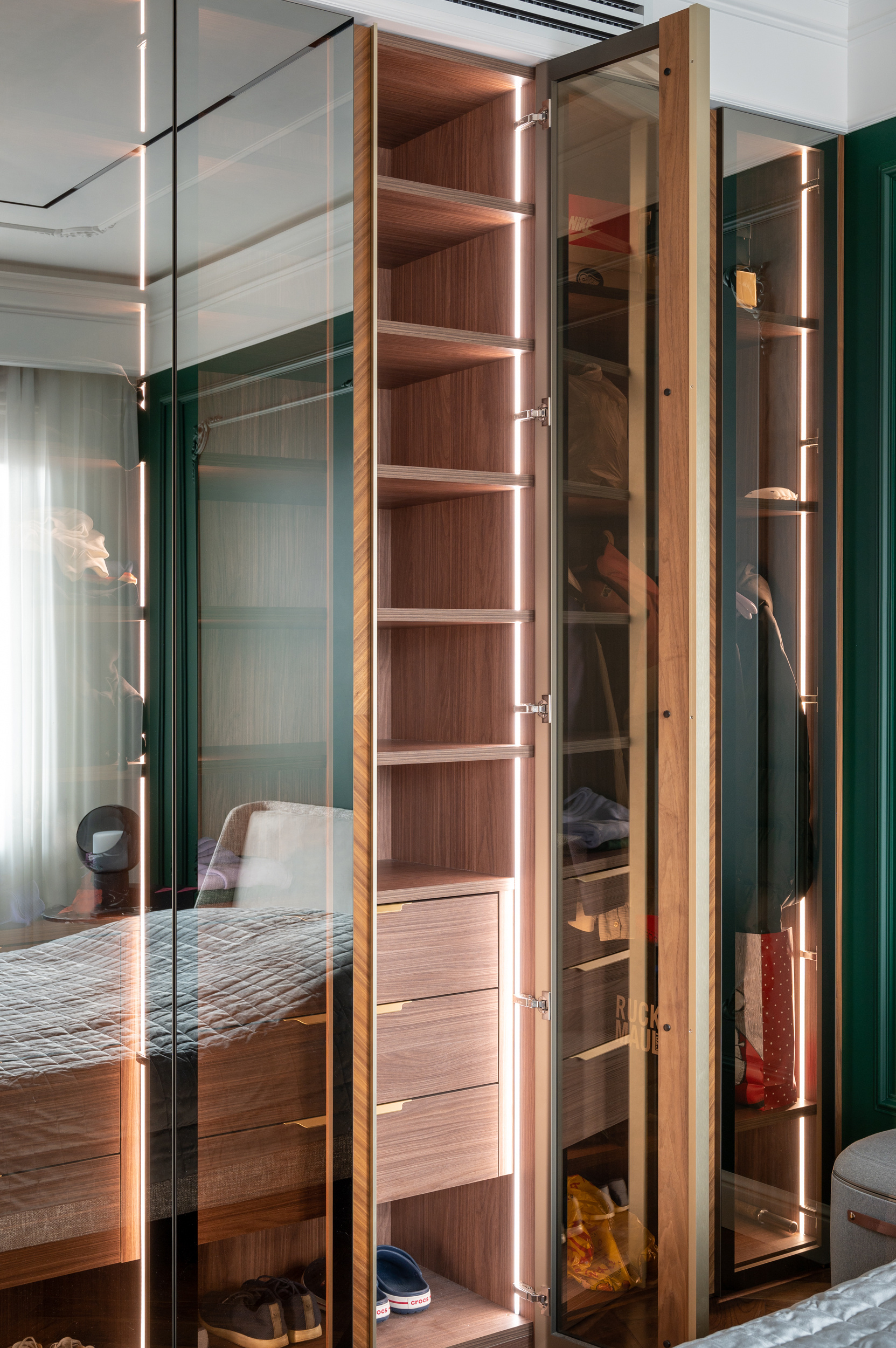 110 Новая звезда, Москва. Шкаф и рабочее место в спальне.