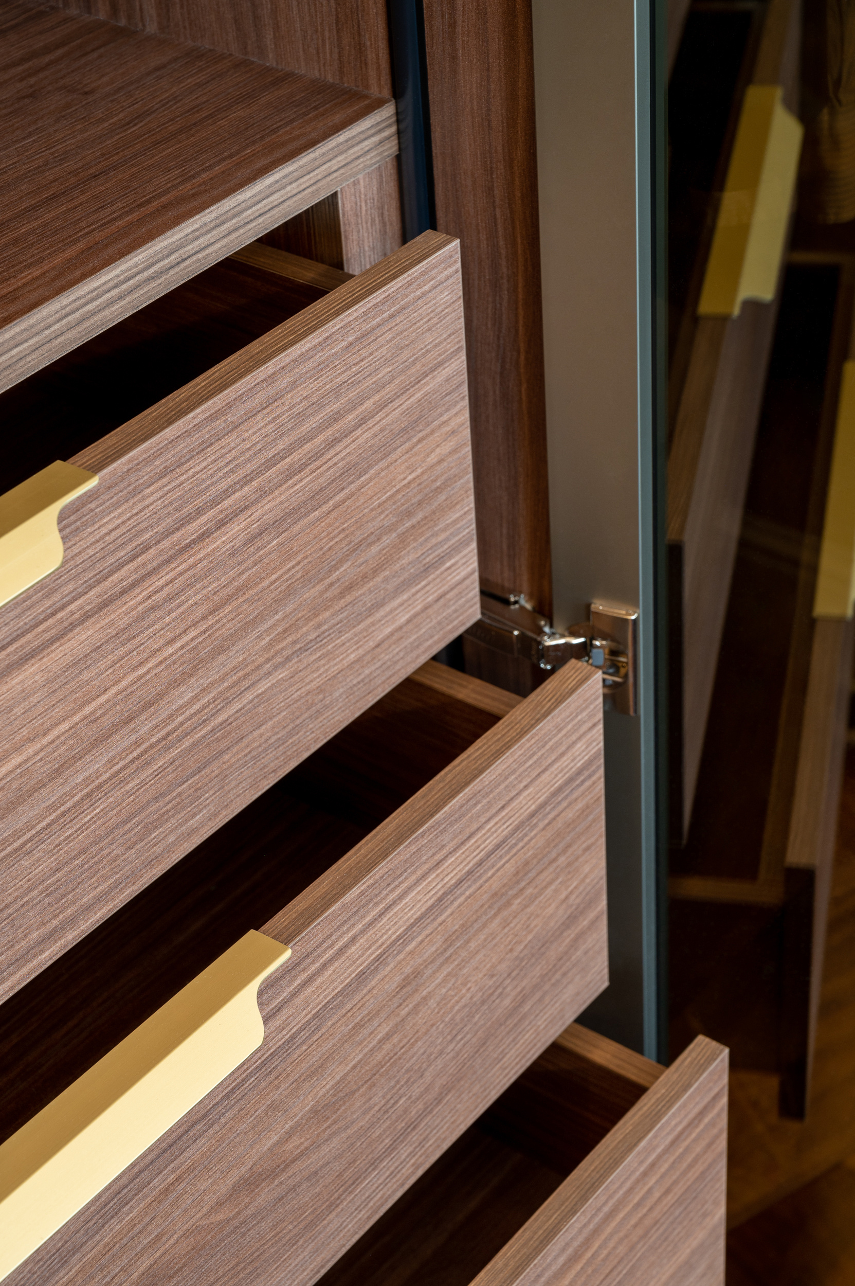 110 Новая звезда, Москва. Шкаф и рабочее место в спальне.