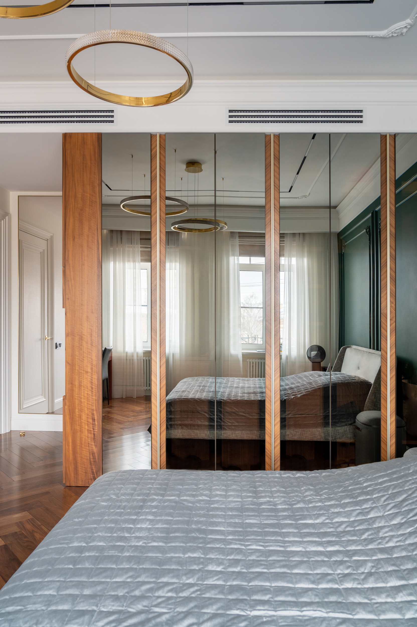 110 Новая звезда, Москва. Шкаф и рабочее место в спальне.