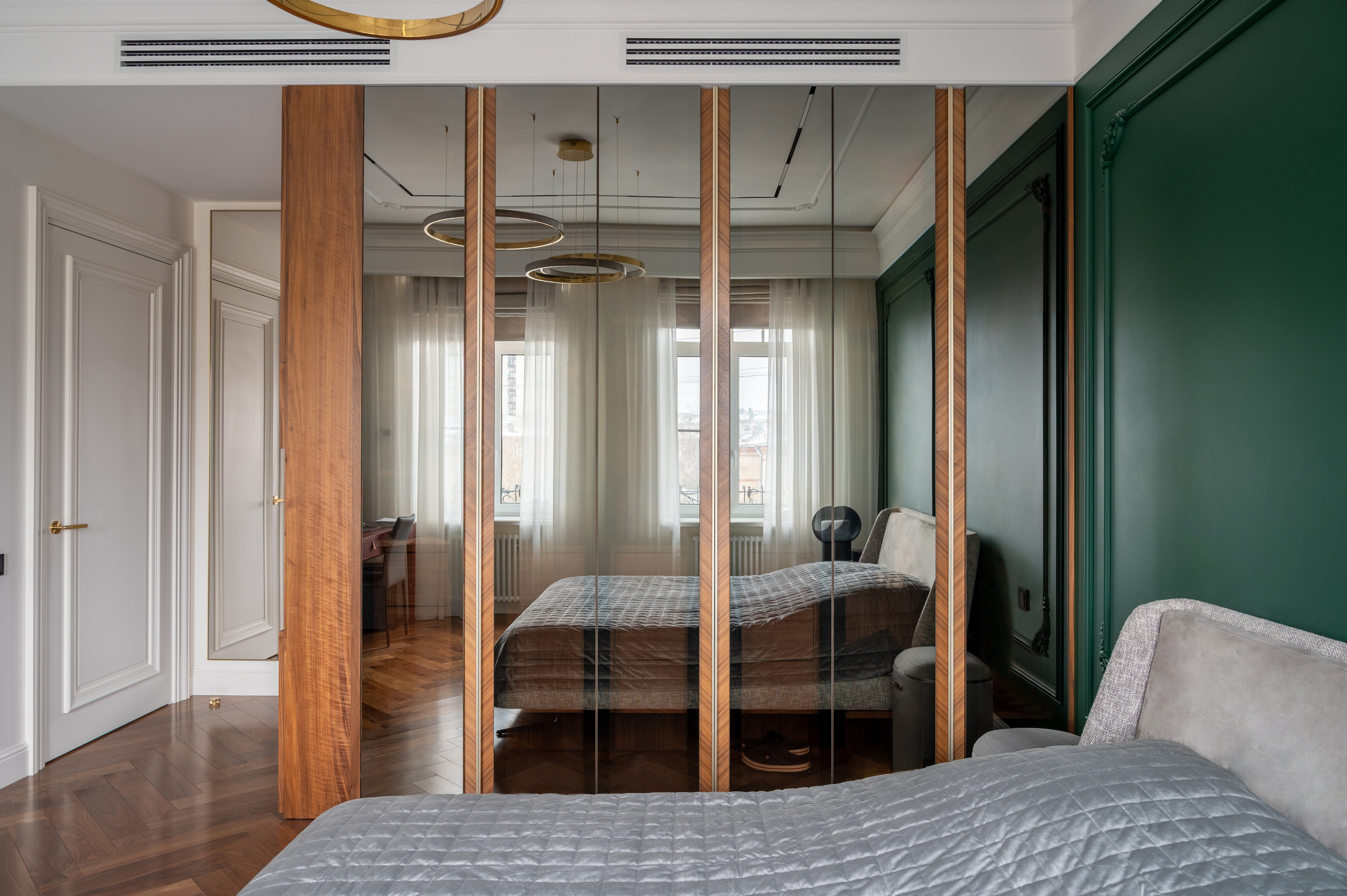 110 Новая звезда, Москва. Шкаф и рабочее место в спальне.