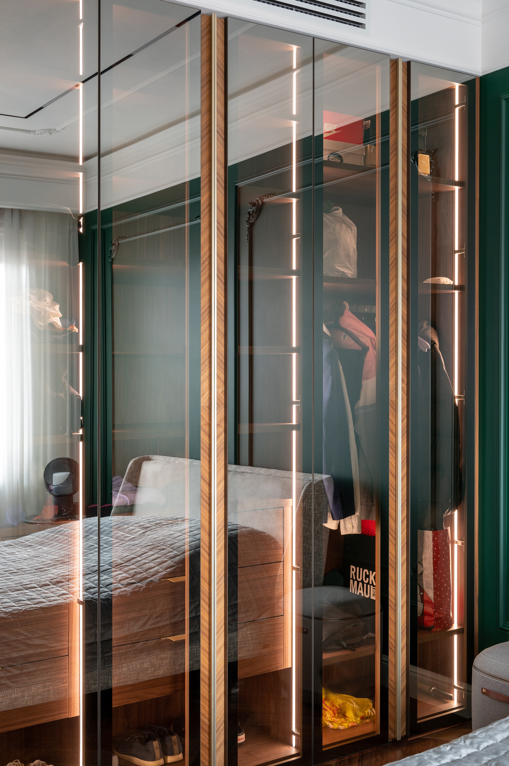 110 Новая звезда, Москва. Шкаф и рабочее место в спальне.