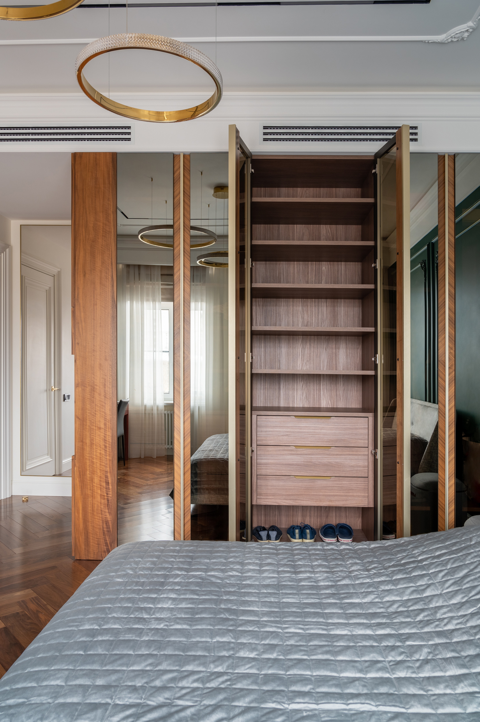 110 Новая звезда, Москва. Шкаф и рабочее место в спальне.