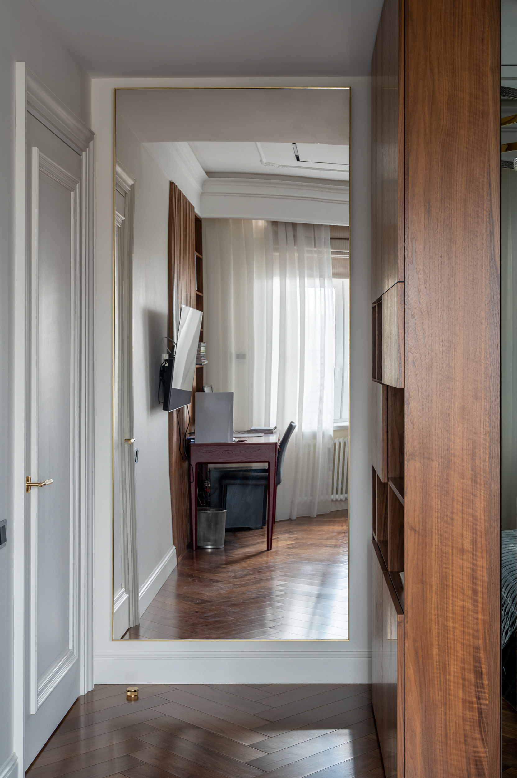 110 Новая звезда, Москва. Шкаф и рабочее место в спальне.