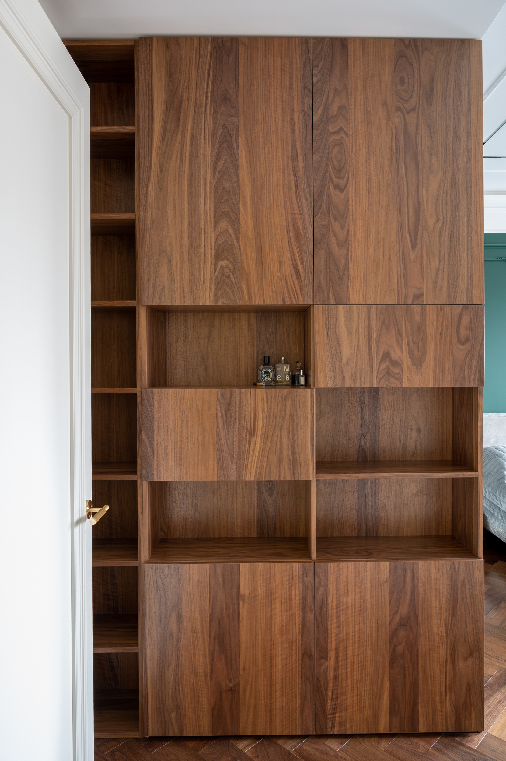 110 Новая звезда, Москва. Шкаф и рабочее место в спальне.