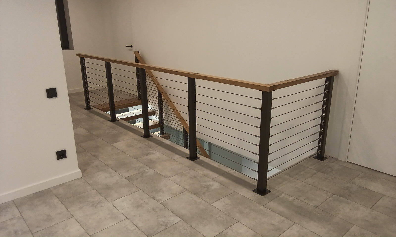 Лестница в стиле LOFT центральной балке