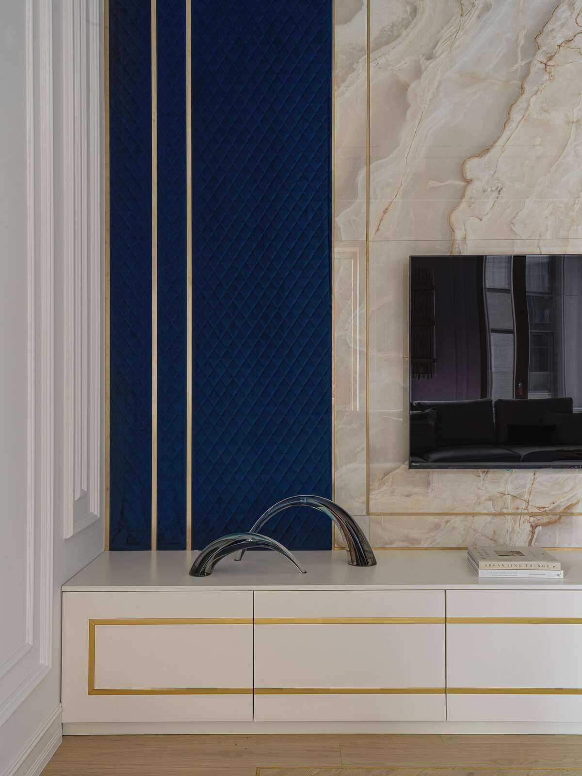 ТВ-стена с камнем и ультрамариновыми панелями