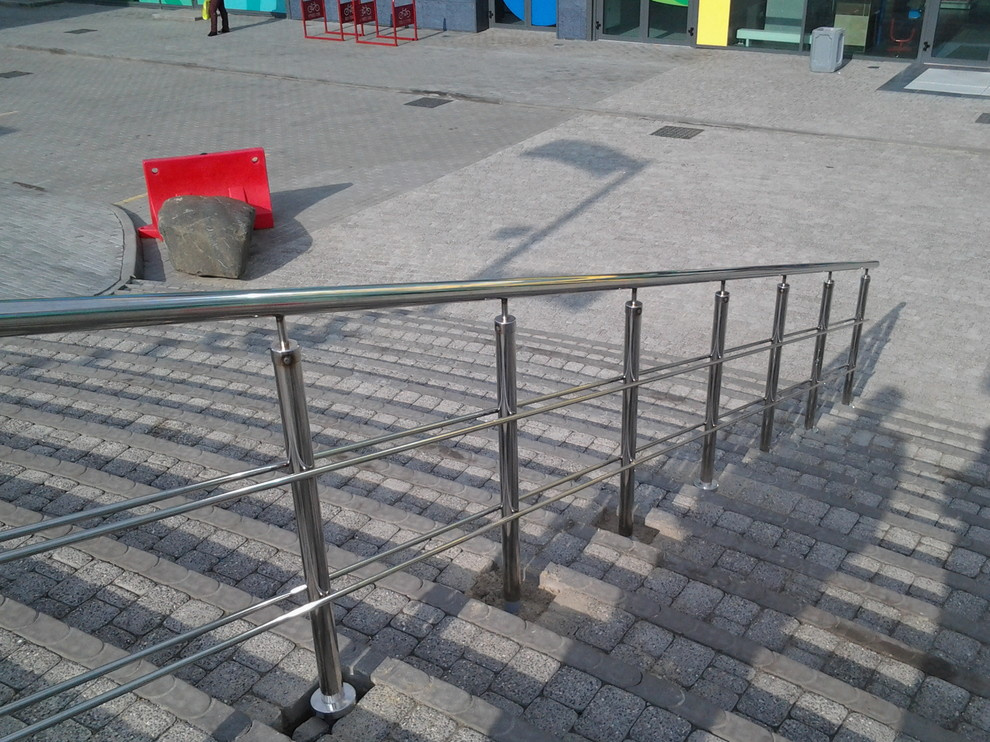 Перила из нержавейки в аквпарке.