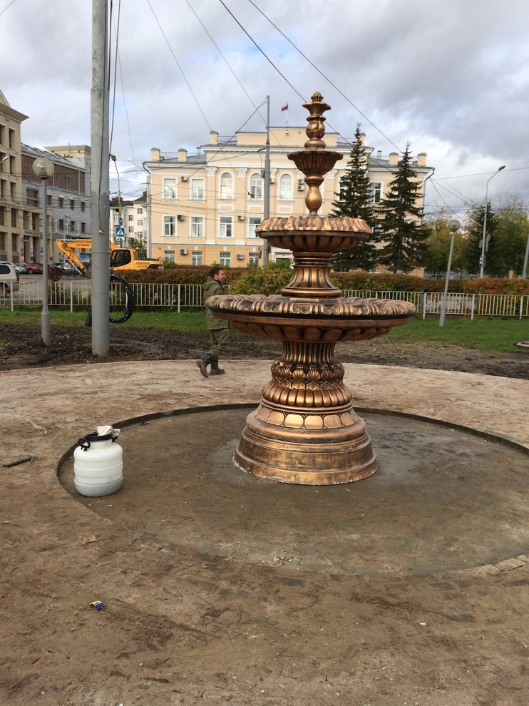 Большой парковый фонтан из бетона в Томске