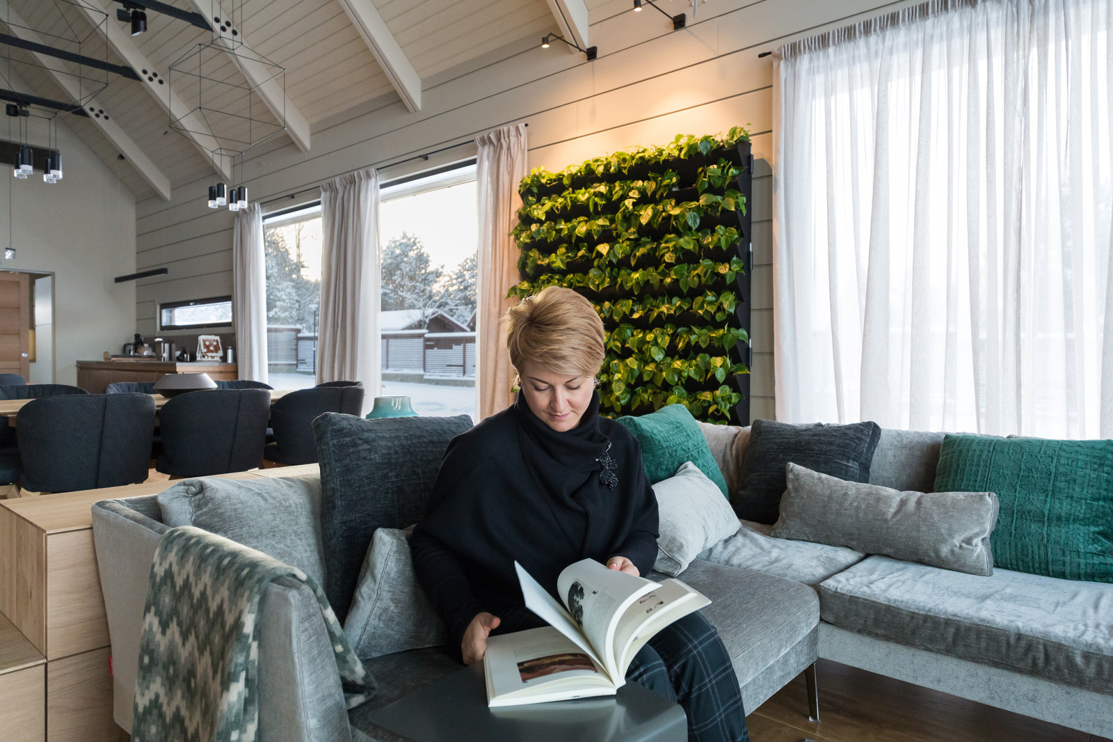 В гостях: Дом на озере — со стеклянными фасадами и фитостеной