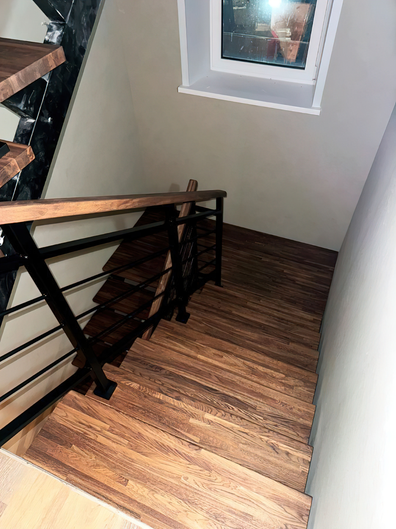 Обложка проекта: Лестница на металлокаркасе с дубовыми ступенями