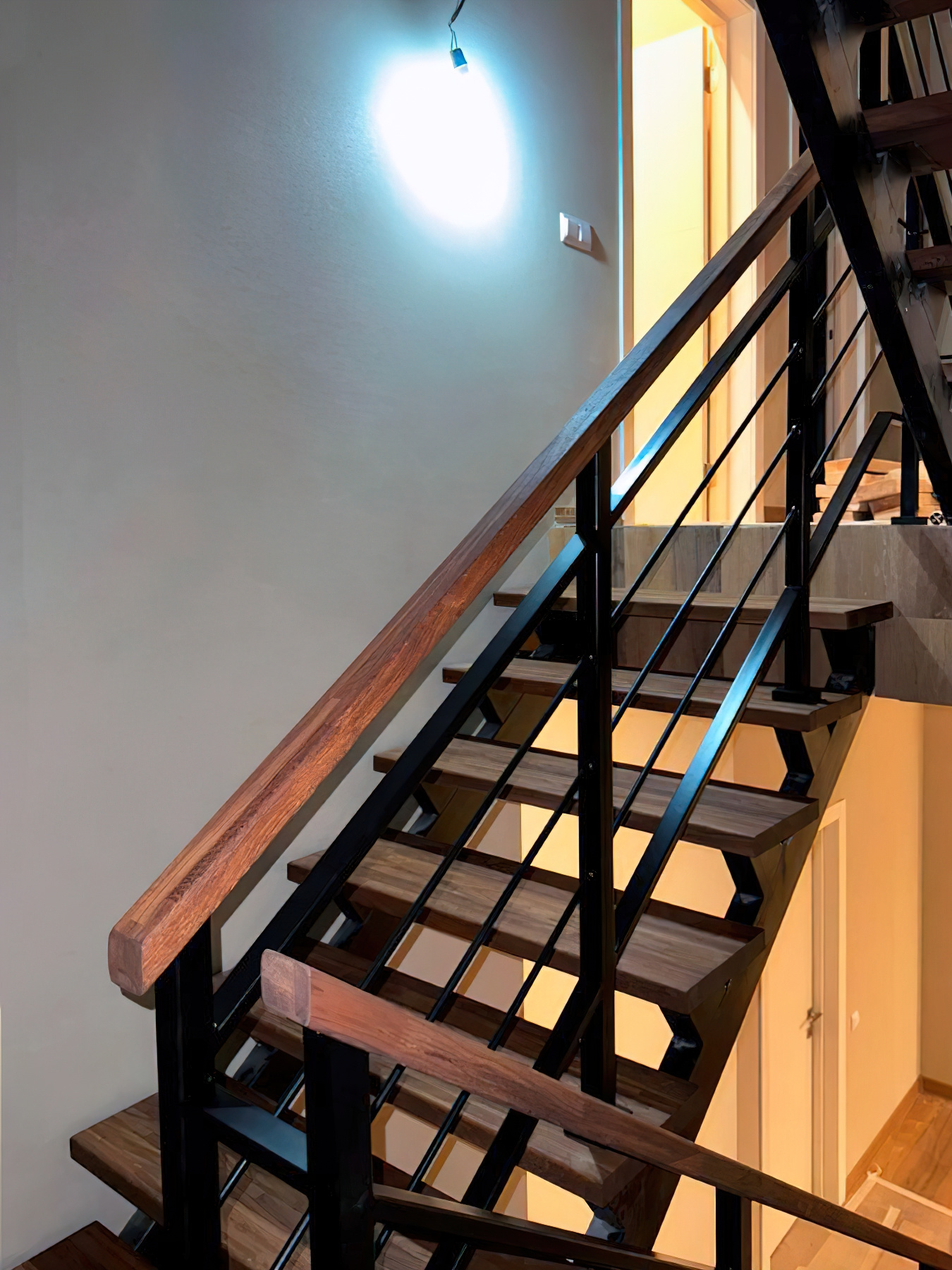 Лестница на металлокаркасе с дубовыми ступенями