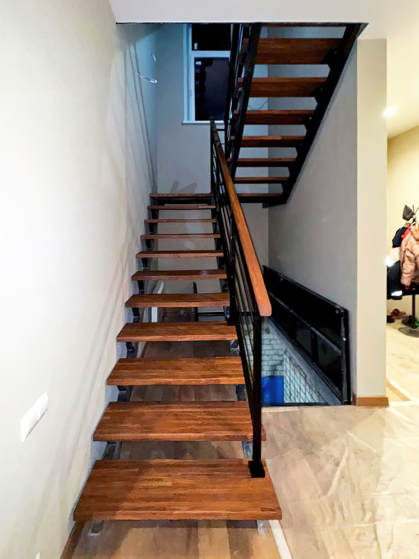 Лестница на металлокаркасе с дубовыми ступенями