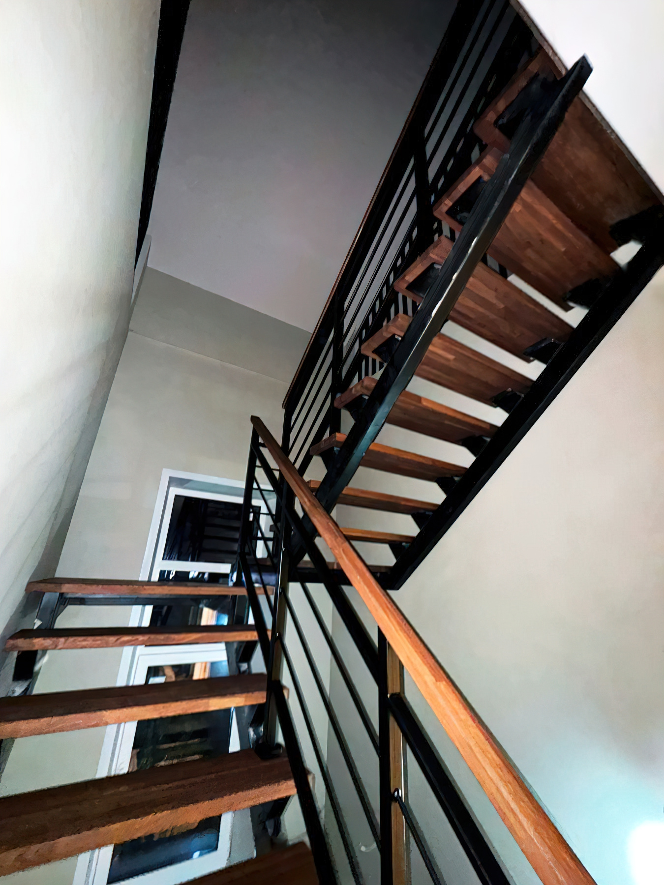 Лестница на металлокаркасе с дубовыми ступенями