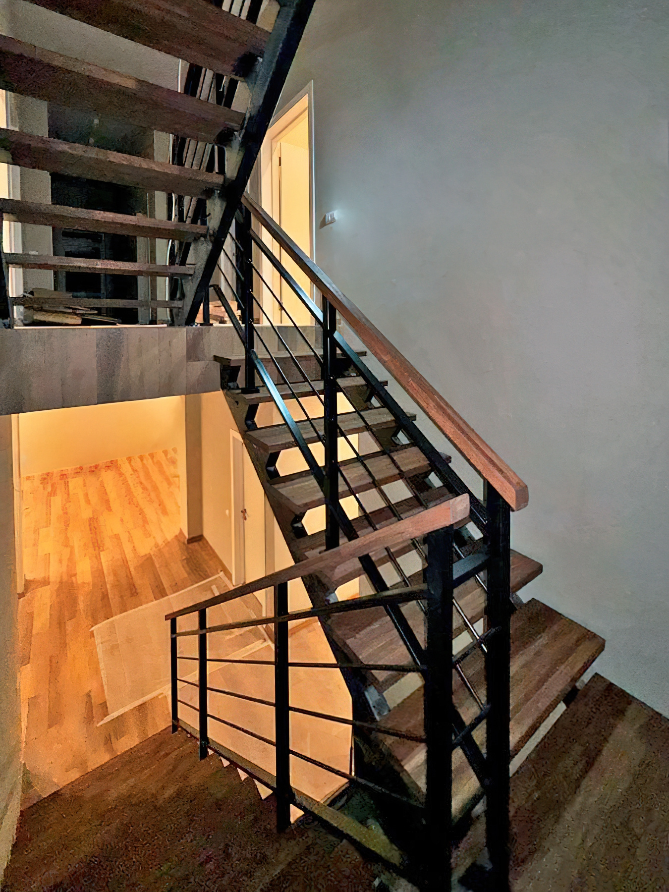 Лестница на металлокаркасе с дубовыми ступенями