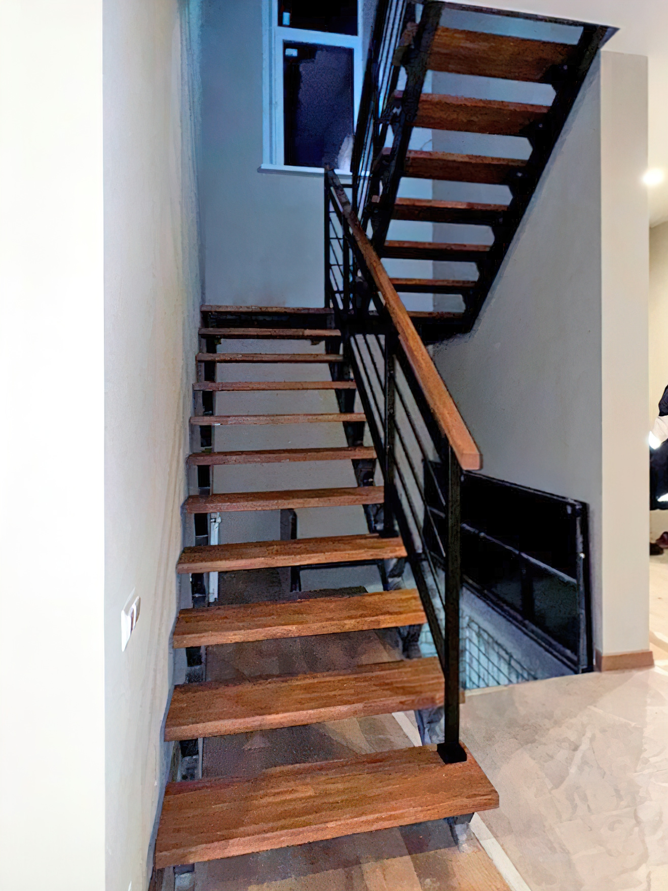 Лестница на металлокаркасе с дубовыми ступенями