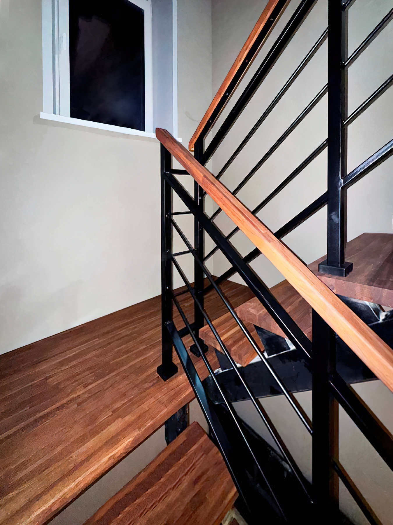 Лестница на металлокаркасе с дубовыми ступенями