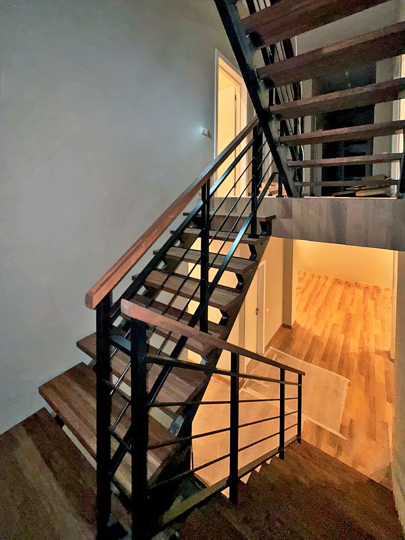 Лестница на металлокаркасе с дубовыми ступенями