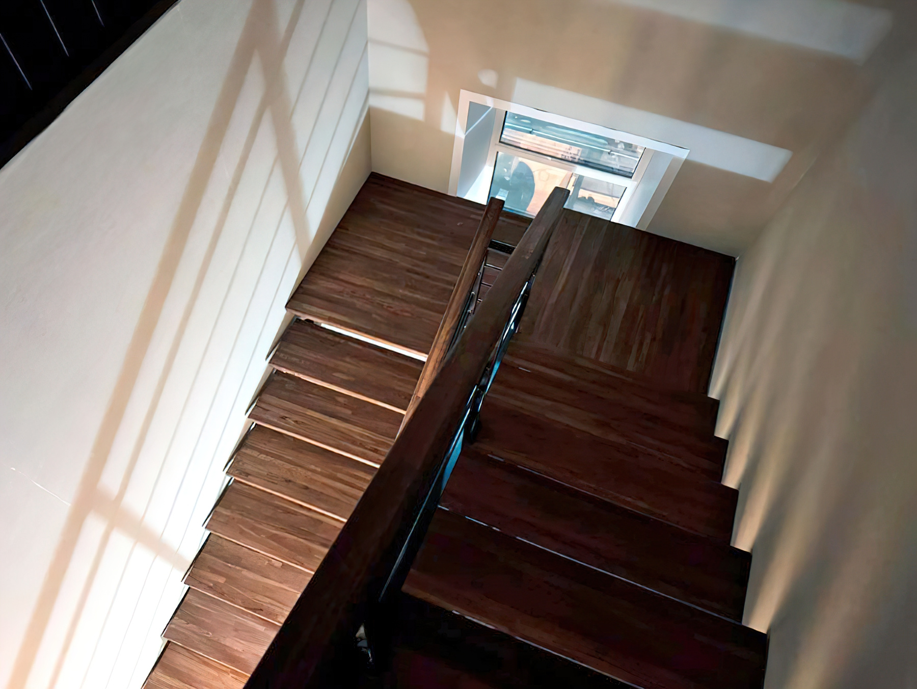 Лестница на металлокаркасе с дубовыми ступенями