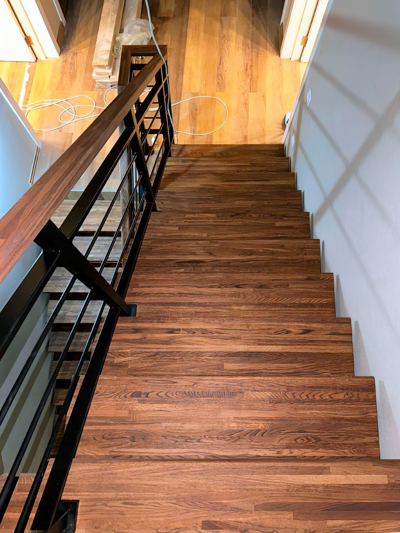 Лестница на металлокаркасе с дубовыми ступенями