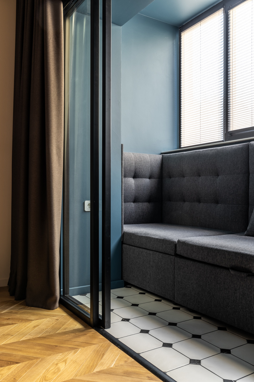 Выход на лоджию из спальни