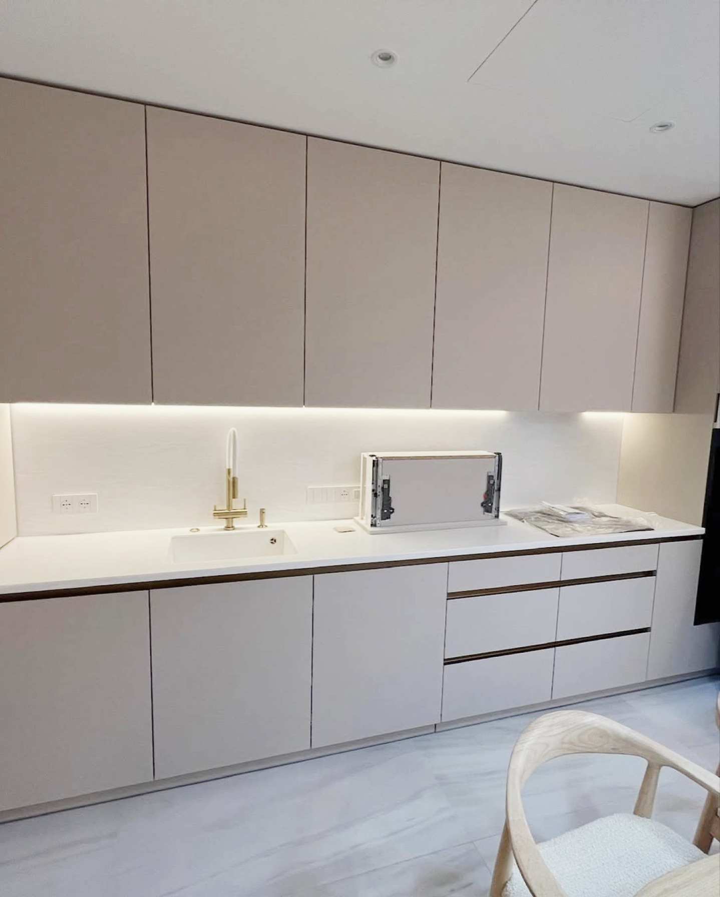 Кухня и мебель для гостиной в ЖК Английский квартал