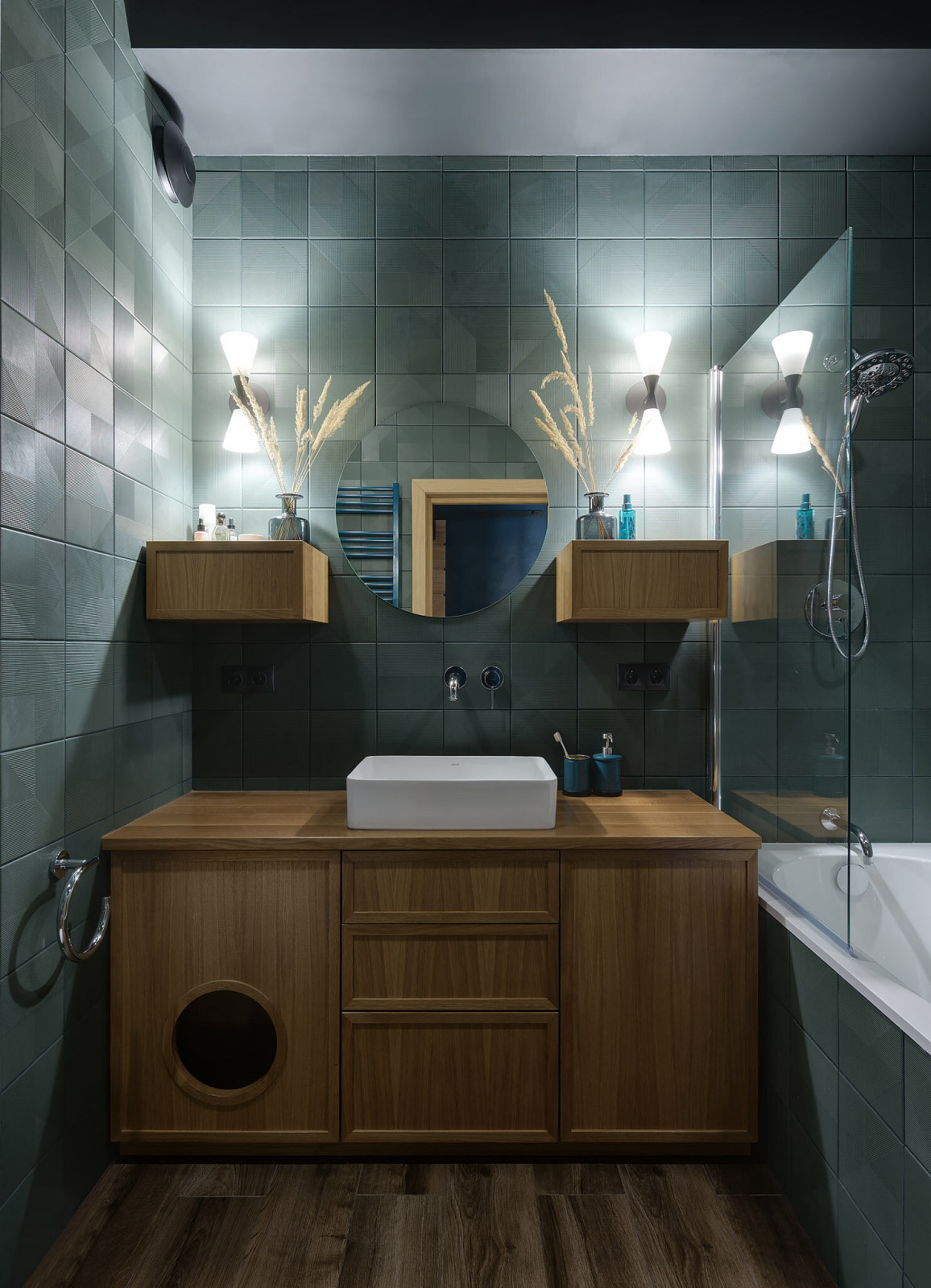 PL • темно-зеленая ванная комната с деревянной тумбой
