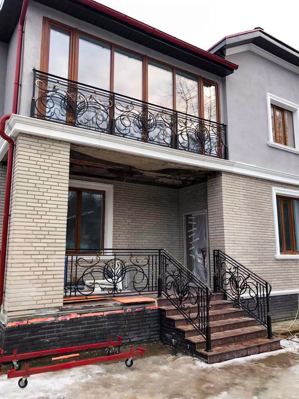 Балкон с кованой оградой