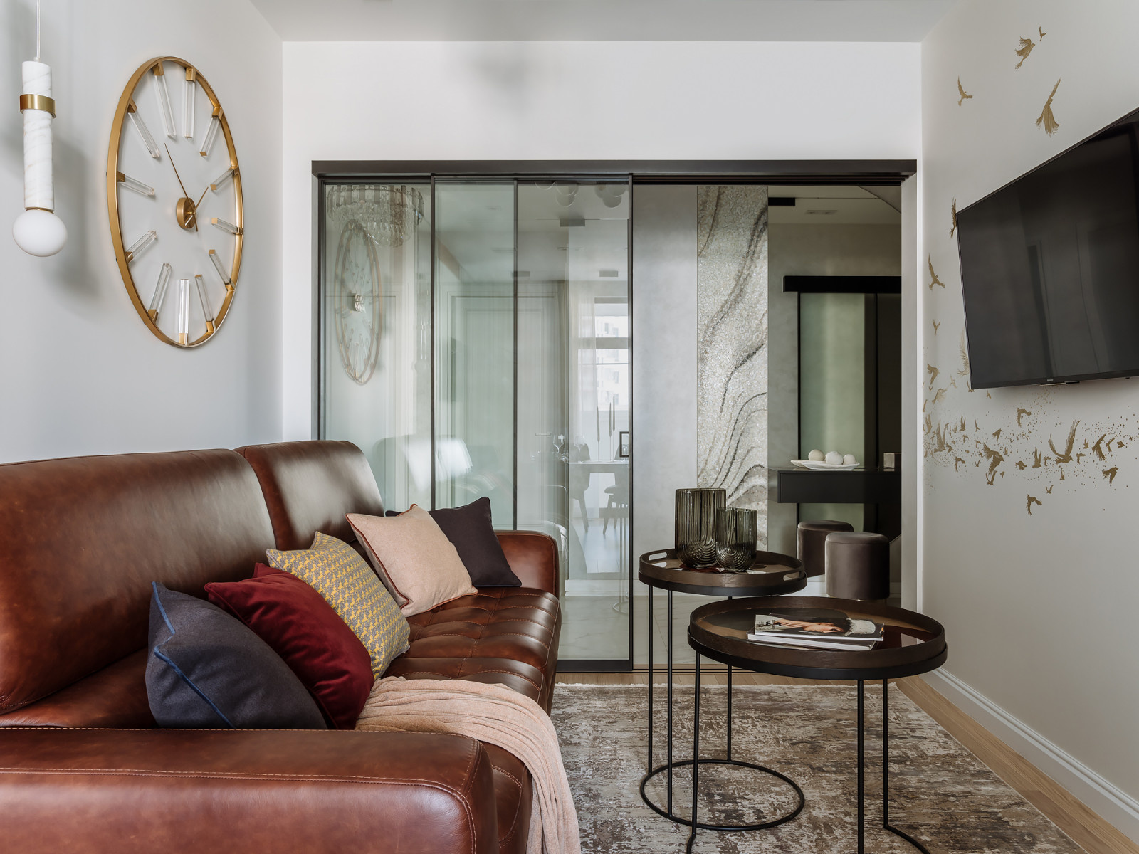 Проект недели: 24 кв.м. — кухня с двумя телевизорами