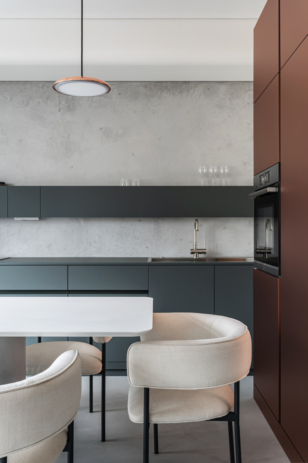 Houzz Украина: Квартира с изгибами и минимумом наполнения