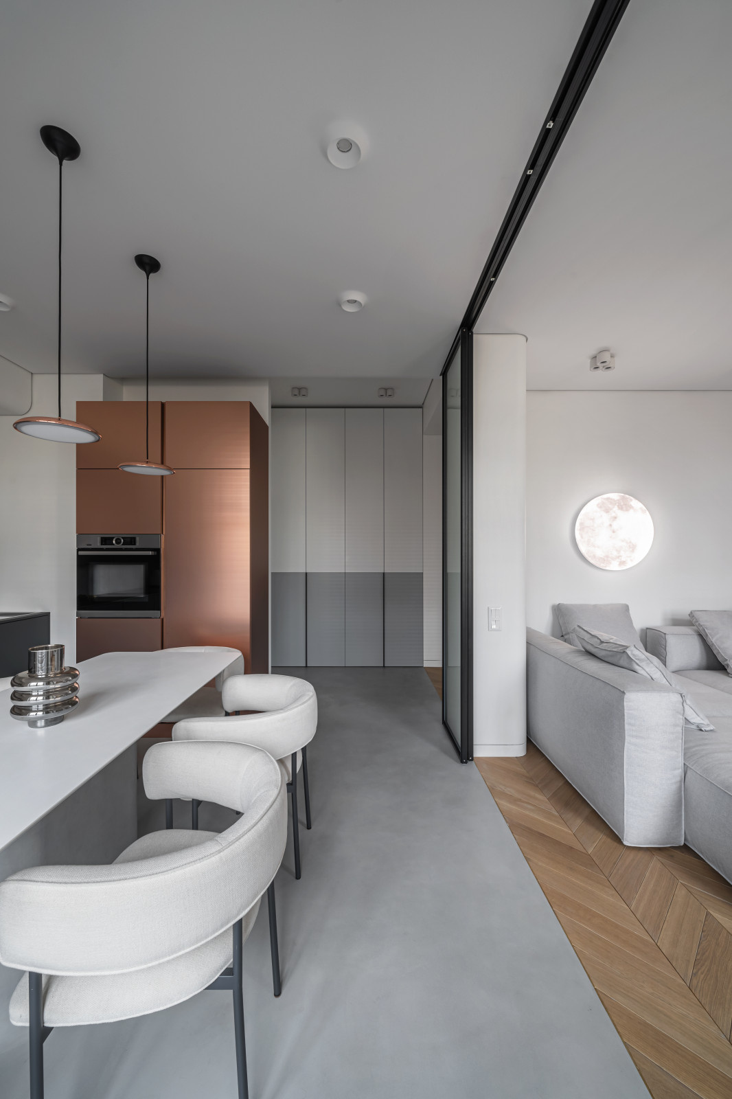 Houzz Украина: Квартира с изгибами и минимумом наполнения