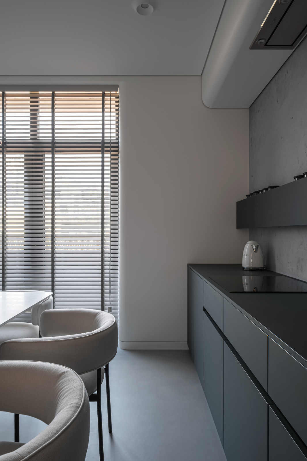 Houzz Украина: Квартира с изгибами и минимумом наполнения