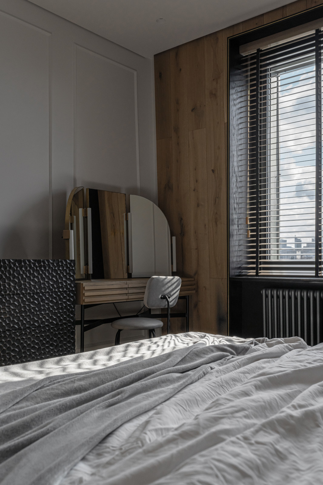 Houzz Украина: Квартира с изгибами и минимумом наполнения