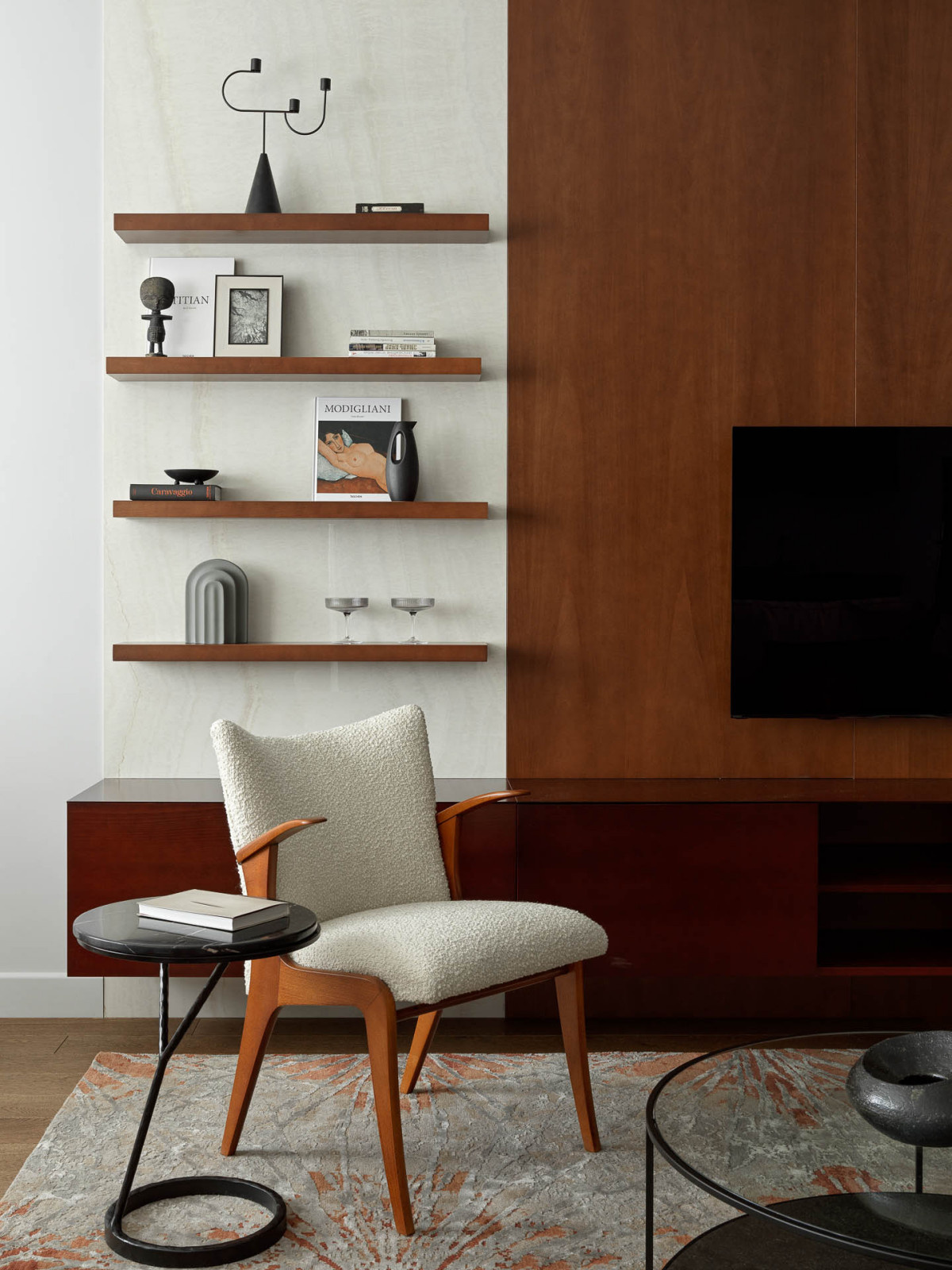 Houzz тур: Светлая квартира с эркером и бронзовой кухней