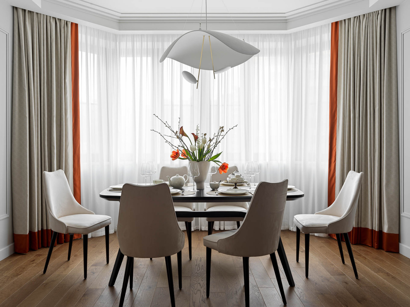 Houzz тур: Светлая квартира с эркером и бронзовой кухней