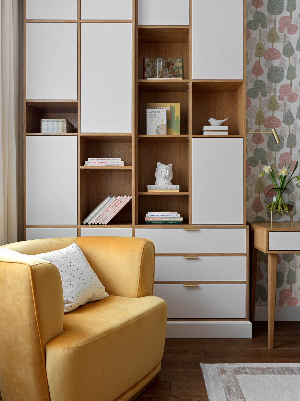 Houzz тур: Светлая квартира с эркером и бронзовой кухней