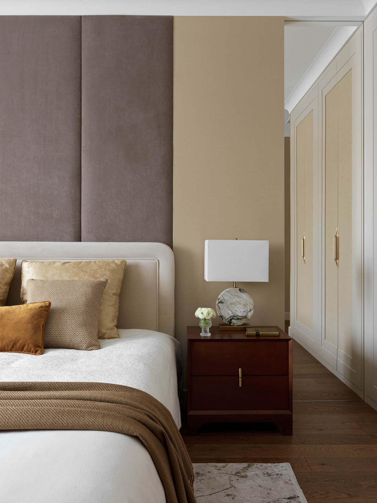 Houzz тур: Светлая квартира с эркером и бронзовой кухней