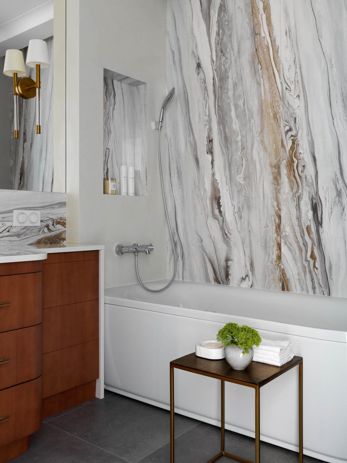 Houzz тур: Светлая квартира с эркером и бронзовой кухней