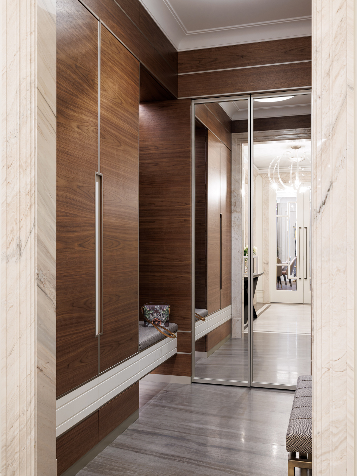 Петербургская квартира в неоклассическом стиле