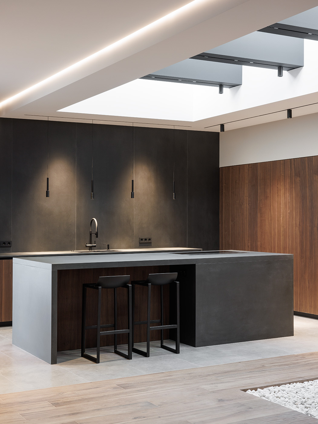 Большая кухня в загородном доме