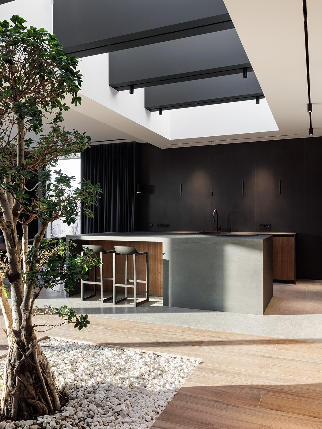 Большая кухня в загородном доме