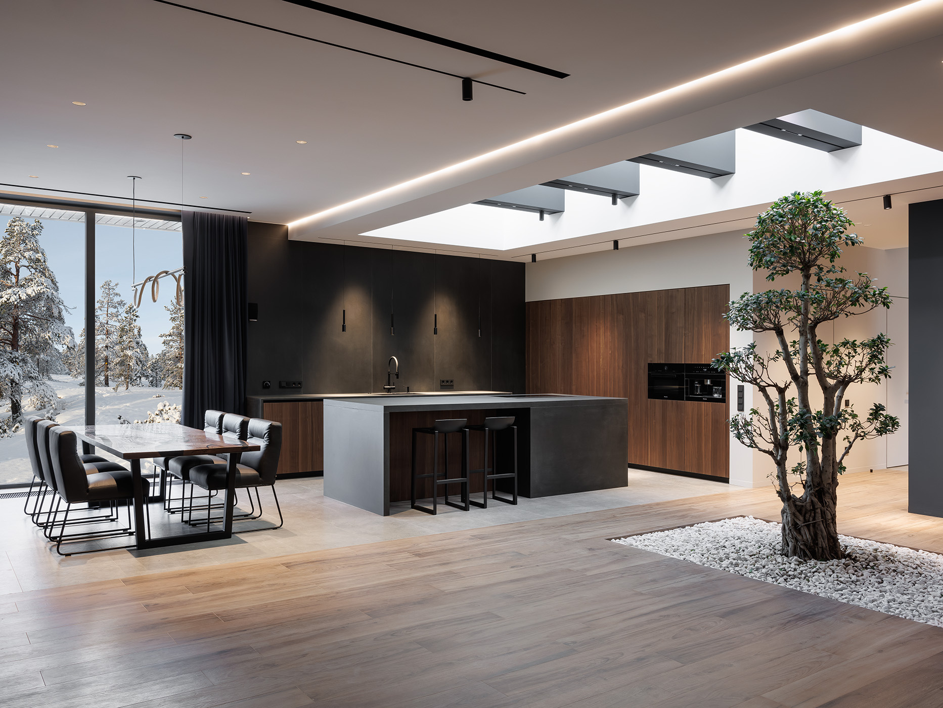 Большая кухня в загородном доме