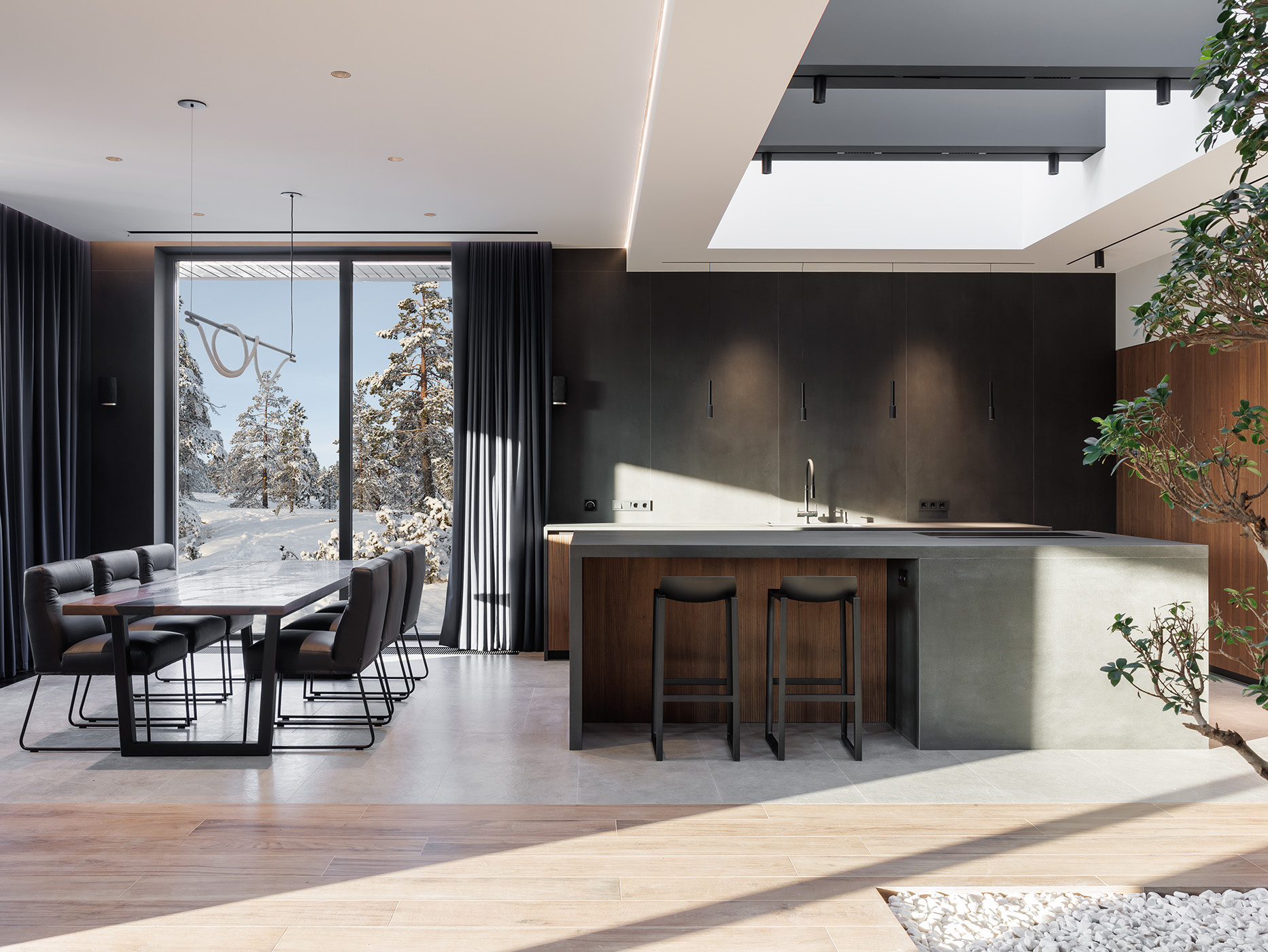 Большая кухня в загородном доме