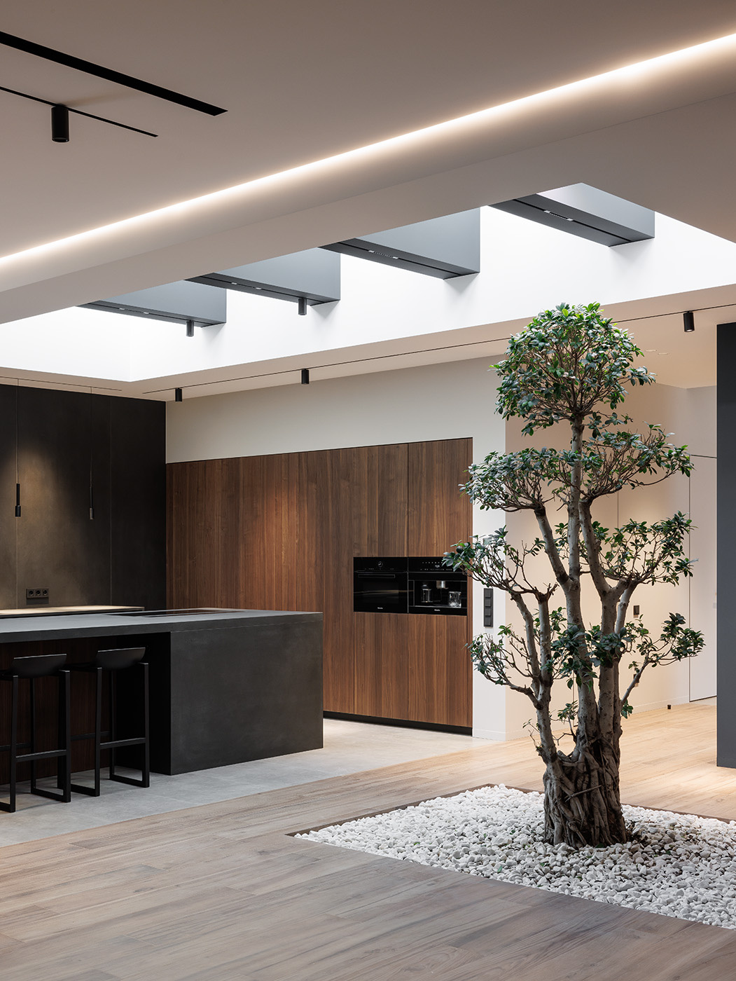 Большая кухня в загородном доме