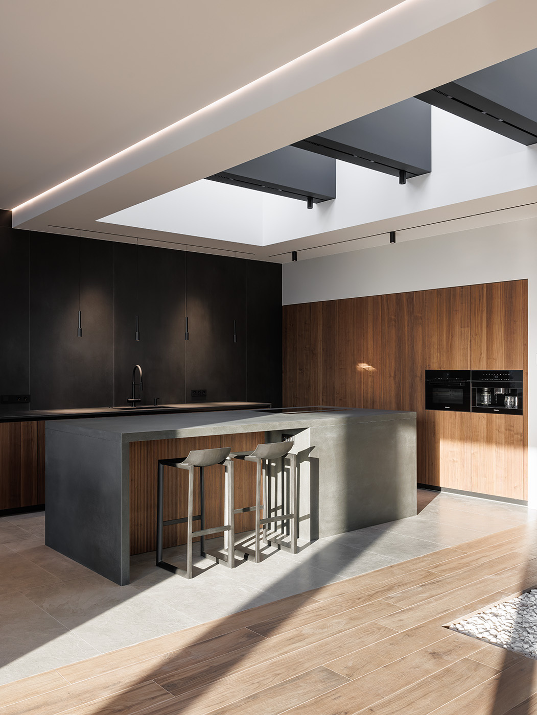 Большая кухня в загородном доме