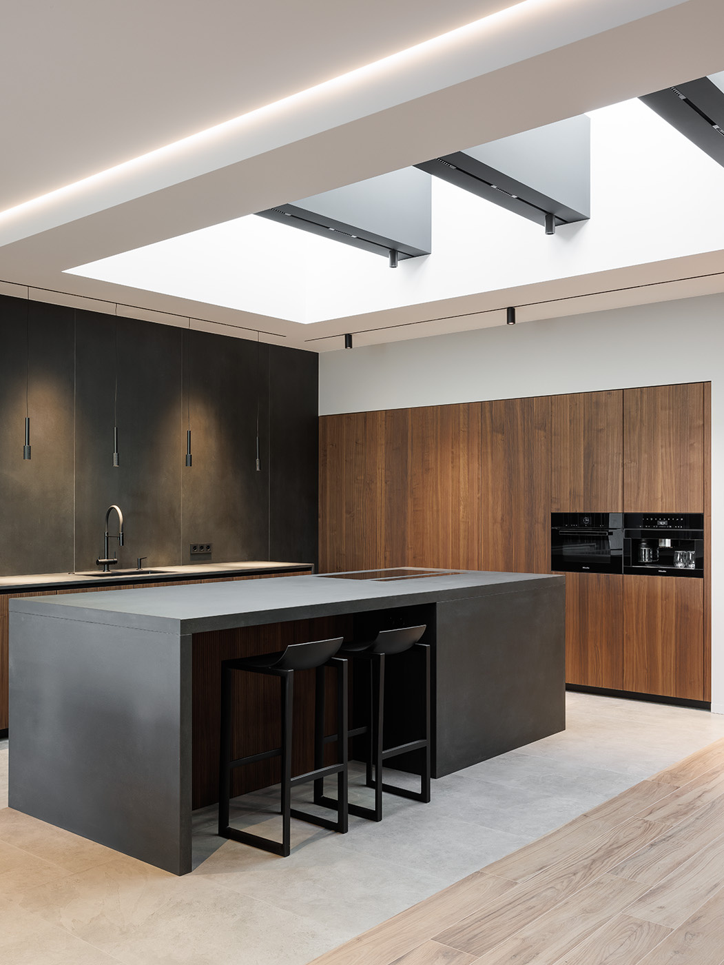 Большая кухня в загородном доме