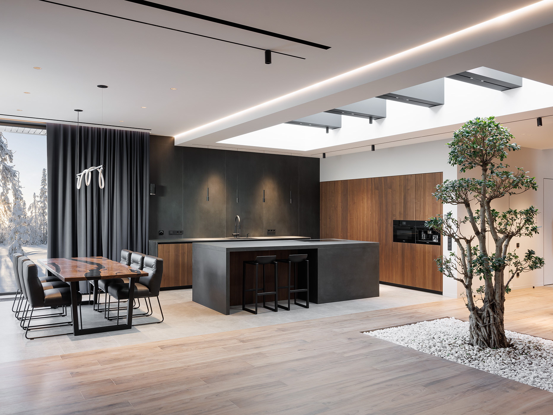 Большая кухня в загородном доме