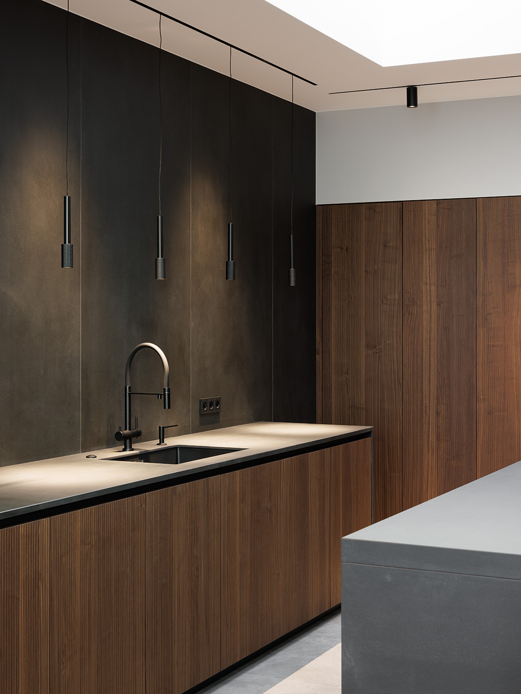 Большая кухня в загородном доме