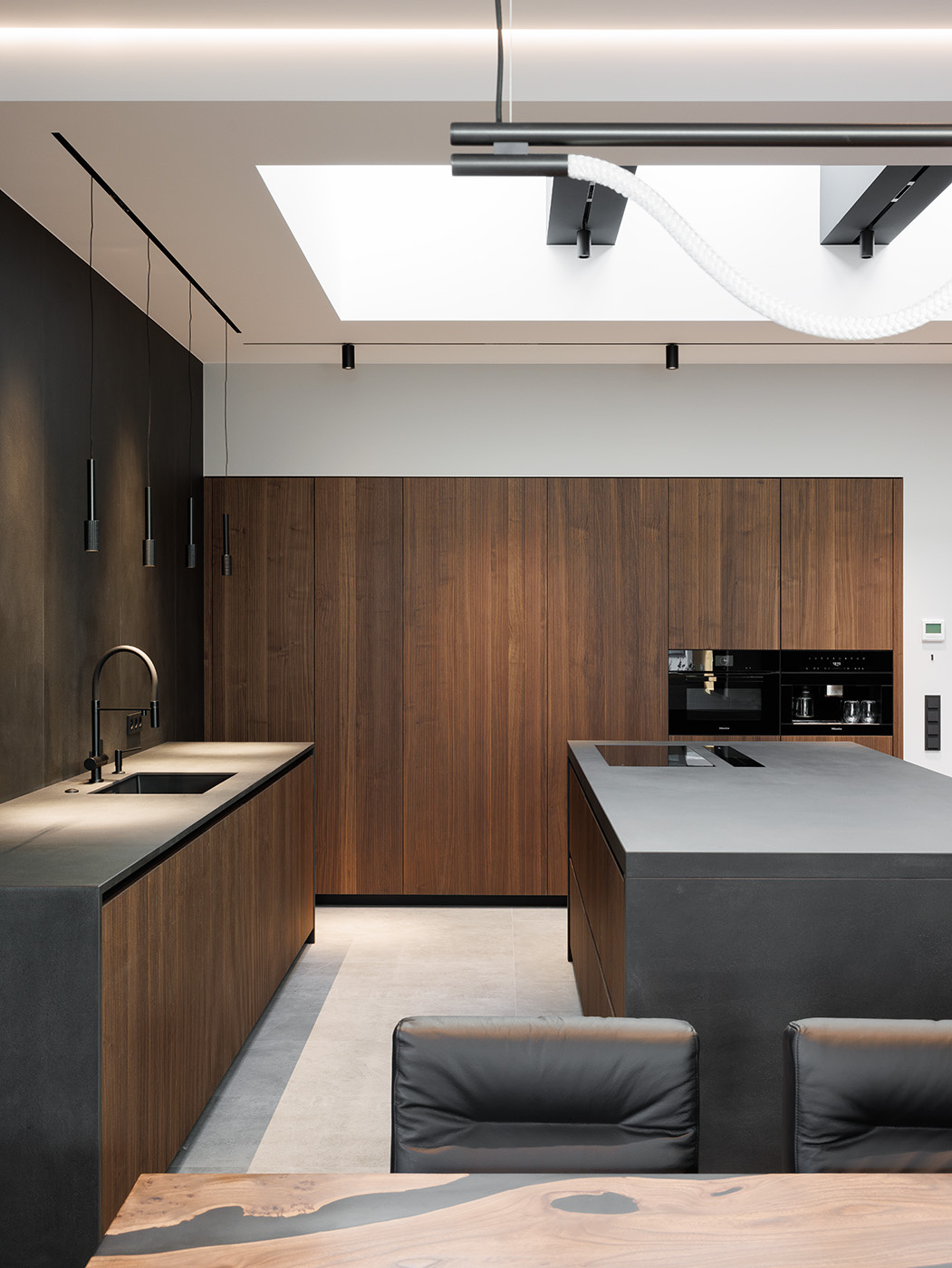 Большая кухня в загородном доме