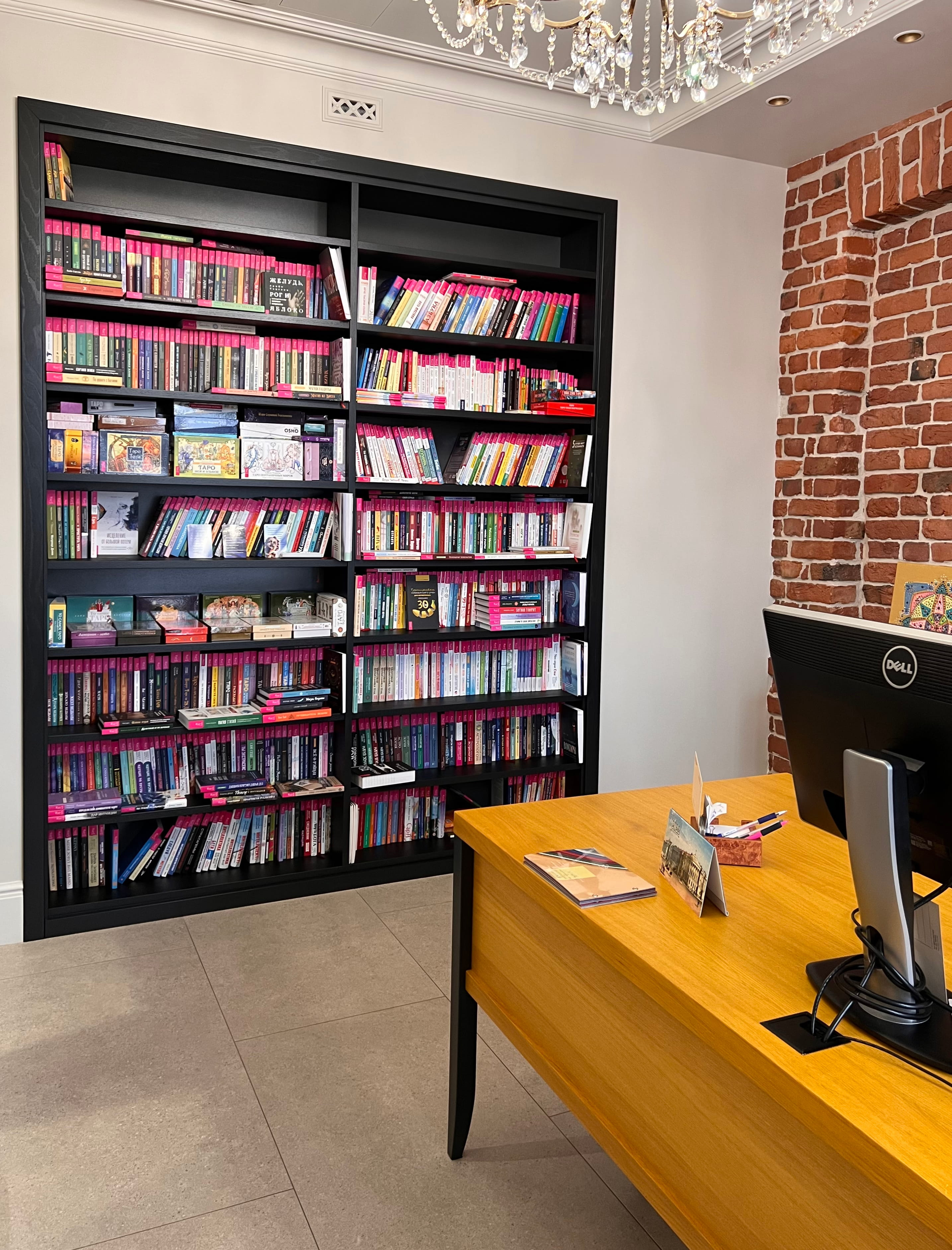 Меблировка офиса издательства Весь