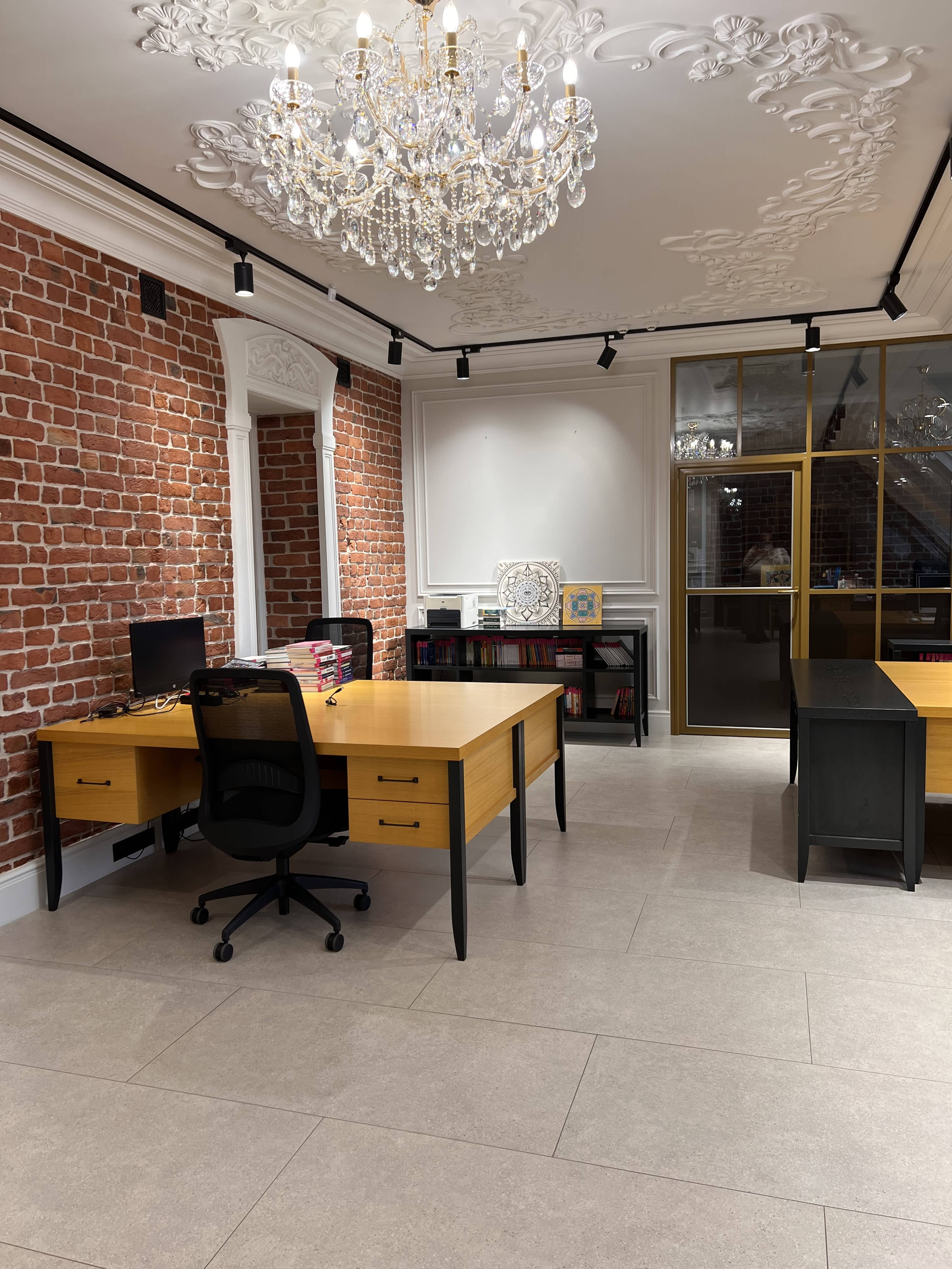 Меблировка офиса издательства Весь